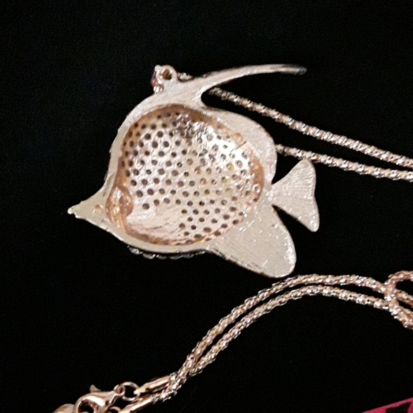 CRYSTAL FISH NECKLACE - Picture 4 of 5